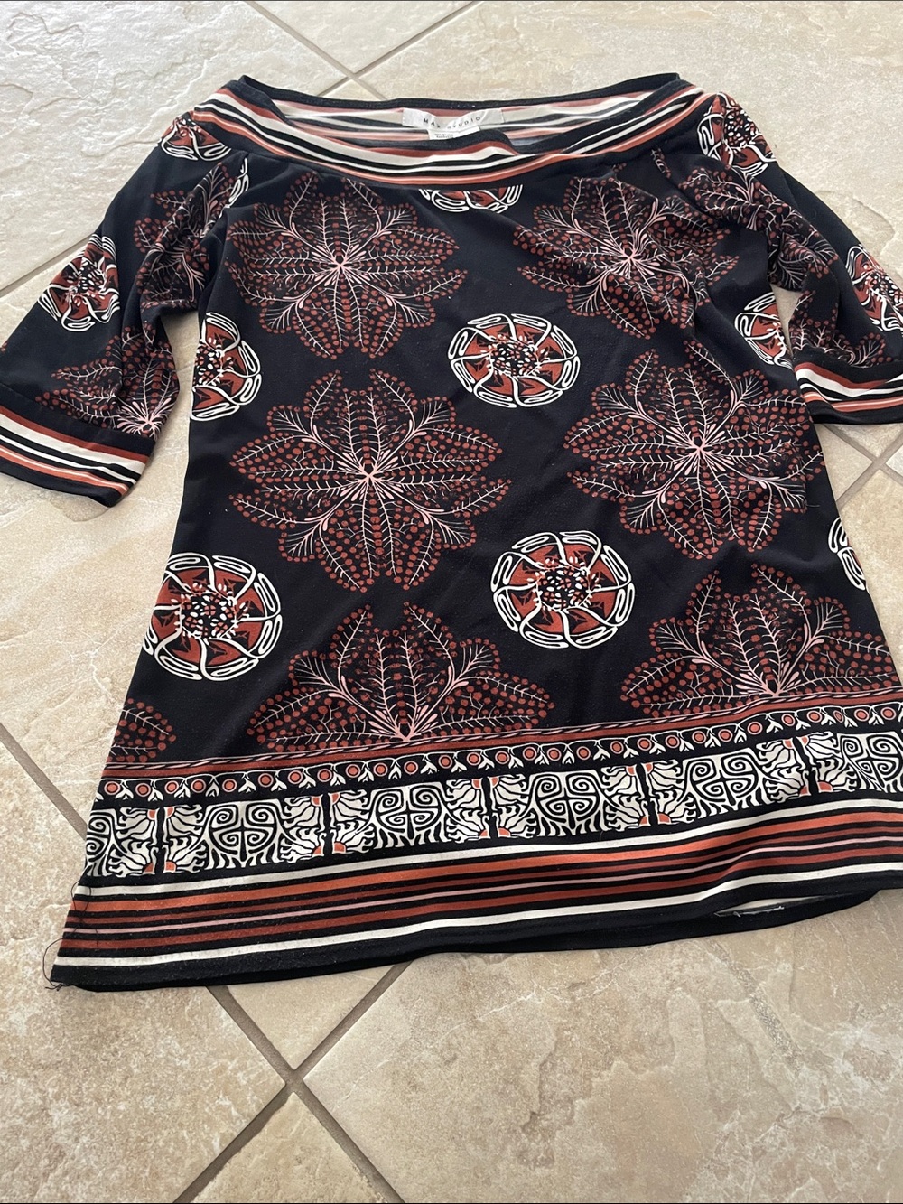 Max Studio Blouse size M
95%Polyester 5% Spandex 
Lovely print